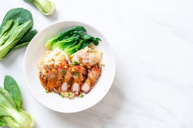 yumurta noodle ile kırmızı kavrulmuş domuz etli mantı