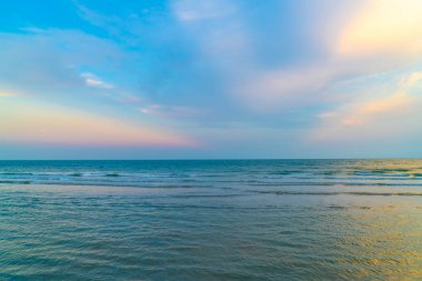 güzel alacakaranlık gökyüzü ile deniz plaj