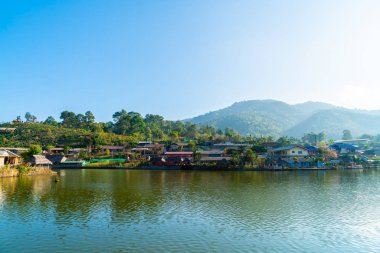 Ban Rak Thai Köyü dağ ve Mae Hong Son göle yakın,