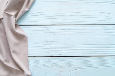 mutfak bezi (peçete) mavi ahşap zemin üzerine