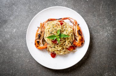ızgara karides ve domates ile tavada kızartılmış spagetti