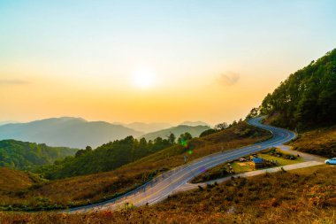 Katman dağ ve yol ile güzel günbatımı gökyüzü