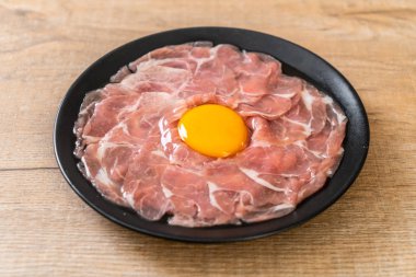 taze dilimlenmiş domuz yumurta ile ham