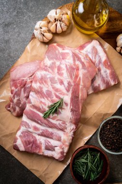 Taze çiğ domuz kaburgası. 