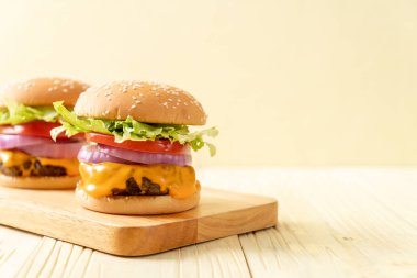 taze lezzetli biftek burger peynir ve patates kızartması