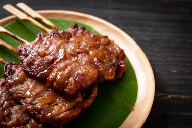 saptırılmış süt domuz beyaz yapışkan pirinç ile ızgara