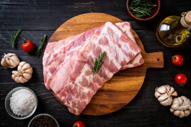 Taze çiğ domuz kaburgası. 