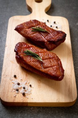 Kızarmış ördek göğsü