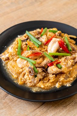 Tavada kızartılmış kalamar ve ahtapot tuzlu yumurta ile