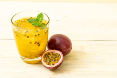 taze ve buzlu tutku meyve suyu