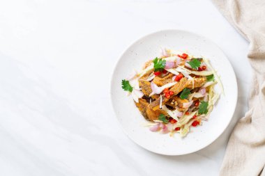 gevrek gurami balığı ile baharatlı salata