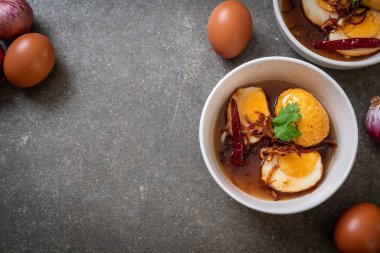 Haşlanmış yumurta demirhindi soslu kızarmış