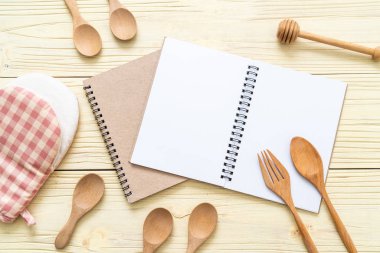 metin Not kopya sapce ile ahşap yüzeyde için boş defter