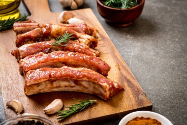 Taze Çiğ domuz kaburga malzemelerle kavurma için hazır