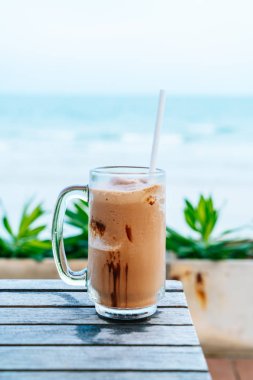 çikolatalı milkshake bardak