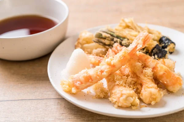 Camarones tempura (camarones fritos maltratados) con verduras —  Fotos de Stock