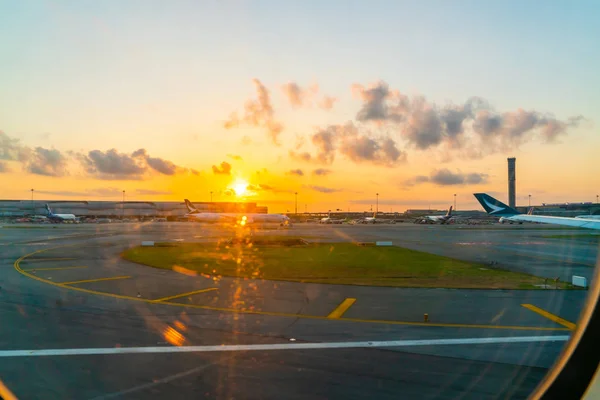 Вид сходу сонця з вікна літака — стокове фото