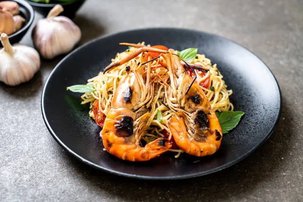 Spaghetti fritti con gamberetti grigliati e pomodori — Foto Stock