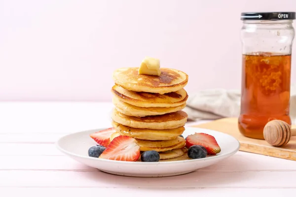 Panqueque con fresas, arándanos y miel — Foto de Stock