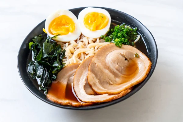 豚肉と玉子の醤油ラーメン — ストック写真