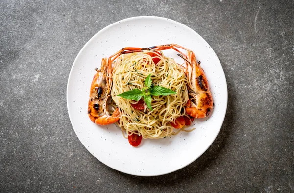 ızgara karides ve domates ile tavada kızartılmış spagetti