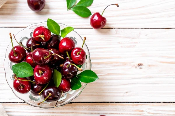 Cerezas frescas en tazón —  Fotos de Stock