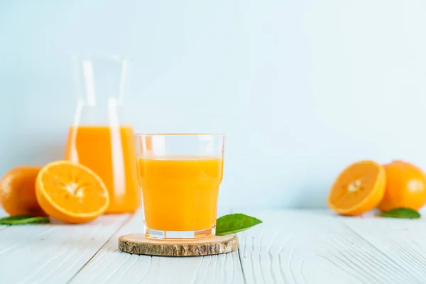 Jus d'orange frais sur fond de bois — Photo