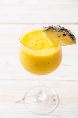 taze ananas güler yüzlü cam ahşap masa üzerinde