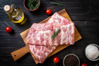 Taze çiğ domuz kaburgası. 