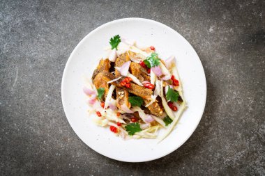 gevrek gurami balığı ile baharatlı salata