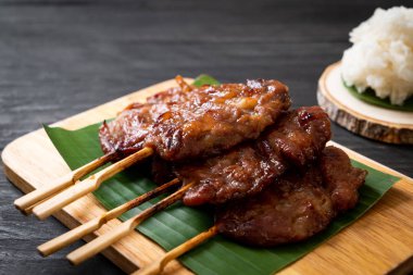 saptırılmış süt domuz beyaz yapışkan pirinç ile ızgara