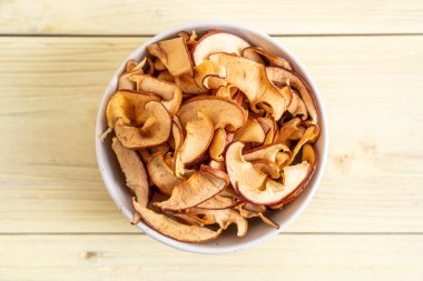 Ev yapımı kurutulmuş organik elma dilimli