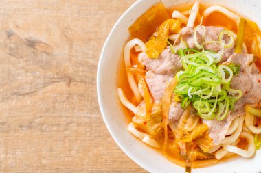 Udon ramen noodle ile domuz eti ve kimchi 