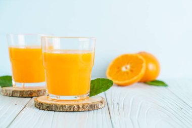 Ahşap arka plan üzerinde taze portakal suyu