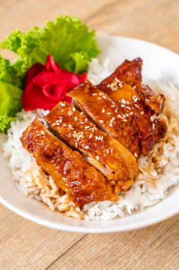 tepesinde pirinç teriyaki soslu ızgara tavuk