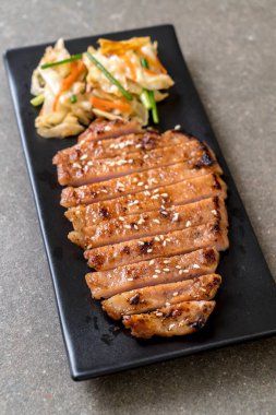 sebze ile dilimlenmiş domuz biftek ızgara 