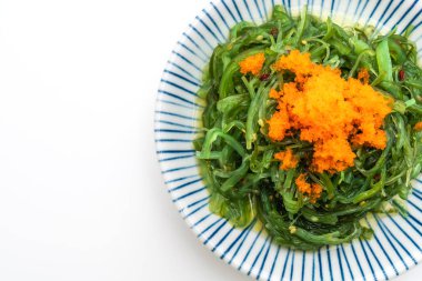 Beyaz arka plan üzerinde izole karides yumurta yosun salatası