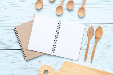 metin Not kopya sapce ile ahşap yüzeyde için boş defter