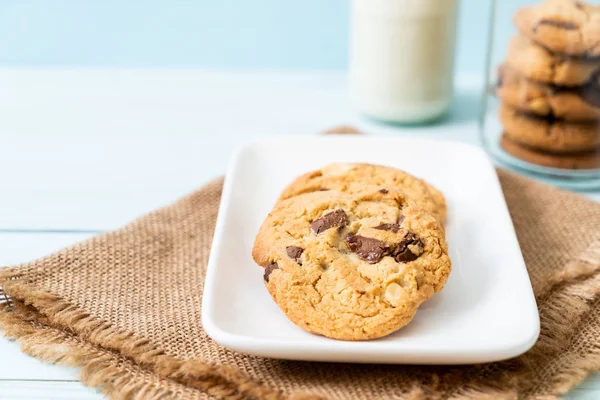 Biscoitos com chips de chocolate — Fotografia de Stock