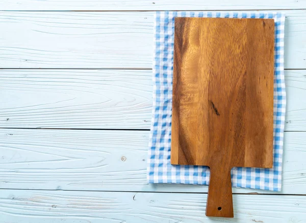 Tagliere vuoto in legno con panno da cucina — Foto Stock