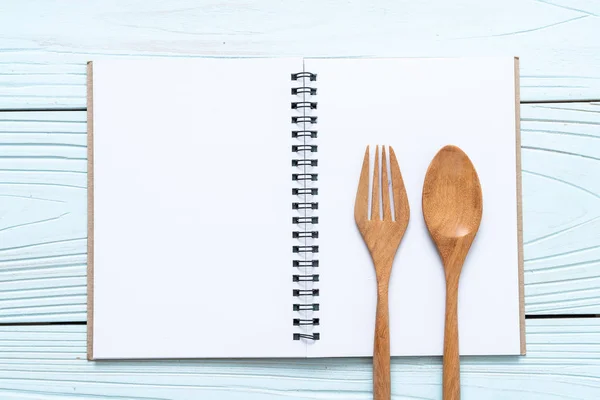 Libreta en blanco para nota de texto en superficie de madera con sapce de copia — Foto de Stock