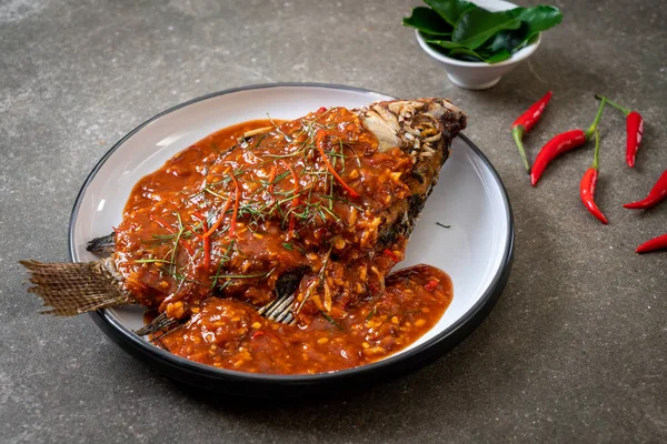 Pescado frito con salsa de chile —  Fotos de Stock