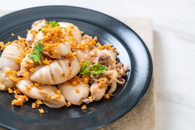 Kızarmış kalamar ve ahtapot sarımsak ile