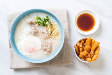 kase kıyılmış domuz eti ile pirinç çorbası 