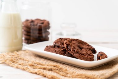 çikolata parçaları ile çikolatalı kurabiye 