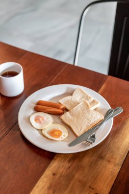 ekmek, sucuk ve kızarmış yumurta ile kahvaltıda siyah kahve