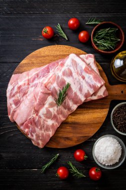 Taze çiğ domuz kaburgası. 