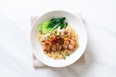 gevrek domuz yağı ve mantı ile yumurta şehriye çorbası