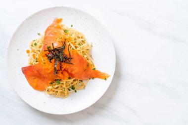 füme somon ve karides yumurta spagetti