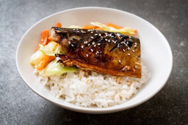 saba balık tepesinde ekmek kapısı üzerinde teriyaki soslu ızgara